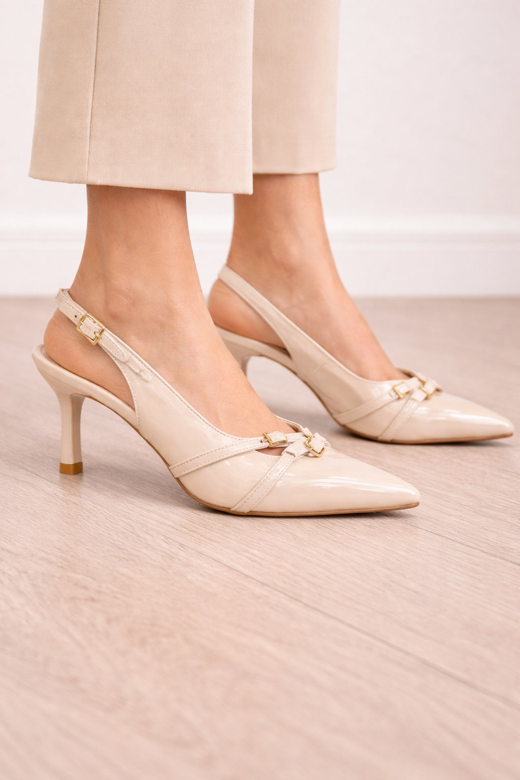 Çift Bantlı Toka Detaylı Krem Rugan Topuklu Ayakkabı