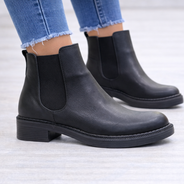 Siyah Lastik Yan Panelli Kadın Bilek Botu Orta Topuk Oval Burun