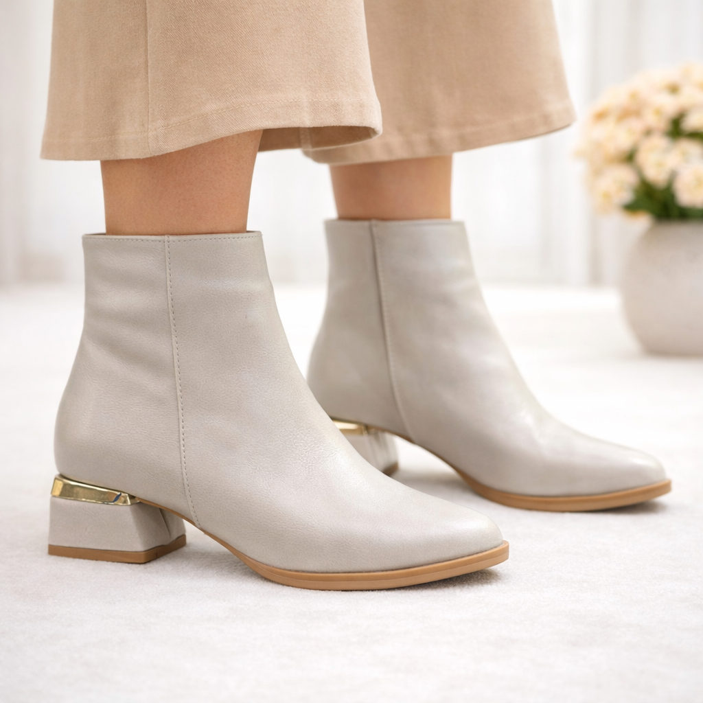 Krem Metal Topuk Detaylı Kadın Bilek Botu Blok Topuk Oval Burun