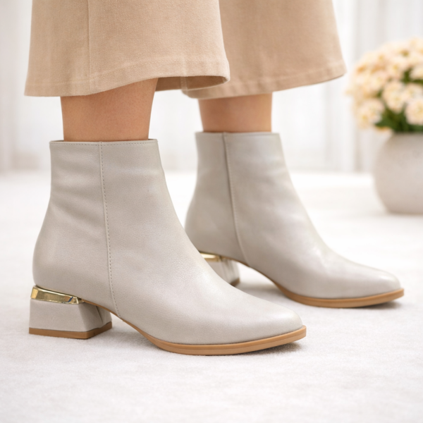Krem Metal Topuk Detaylı Kadın Bilek Botu Blok Topuk Oval Burun