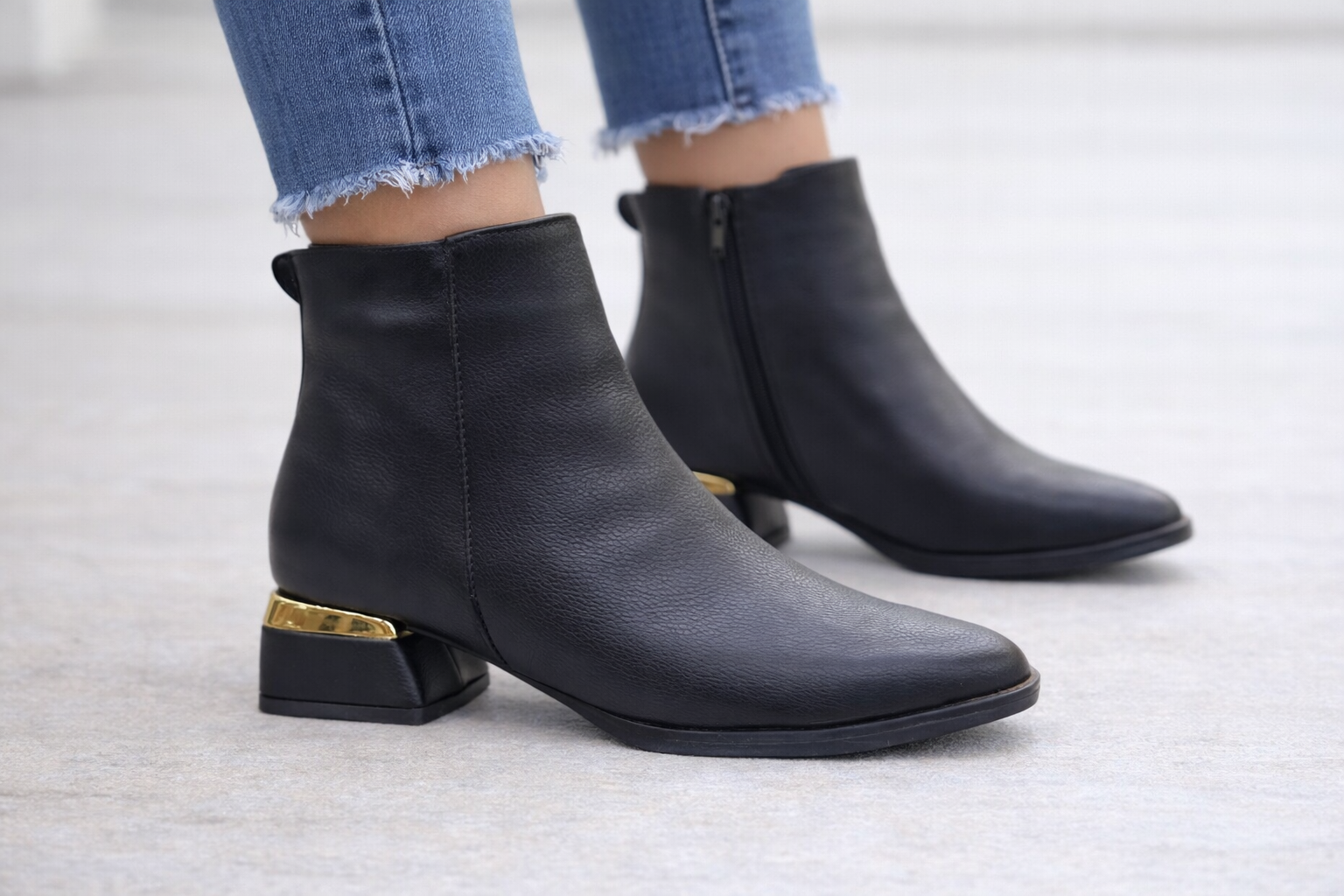 Siyah Metal Topuk Detaylı Kadın Bilek Botu Blok Topuk Oval Burun