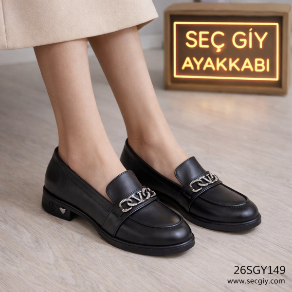 Zincir Detaylı Siyah Bayan Loafer Ayakkabı – Ofis ve Günlük