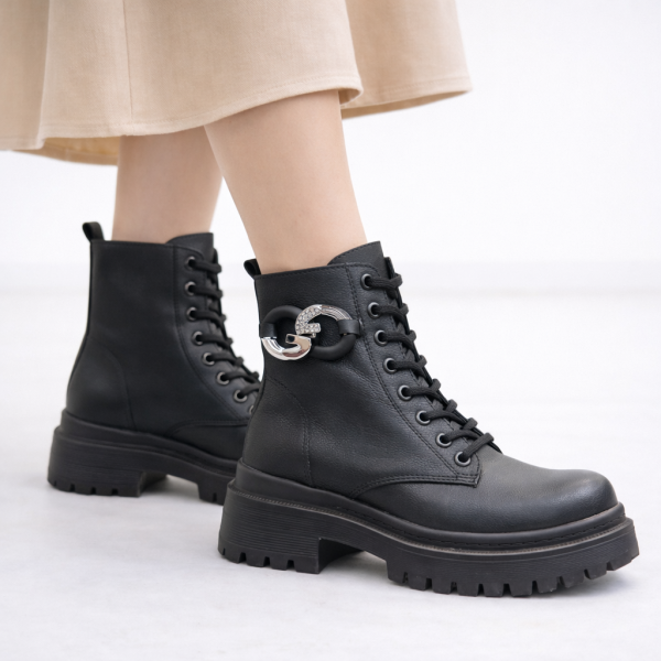 Siyah Taşlı Zincir Detaylı Kadın Bağcıklı Postal Bot Kalın Taban