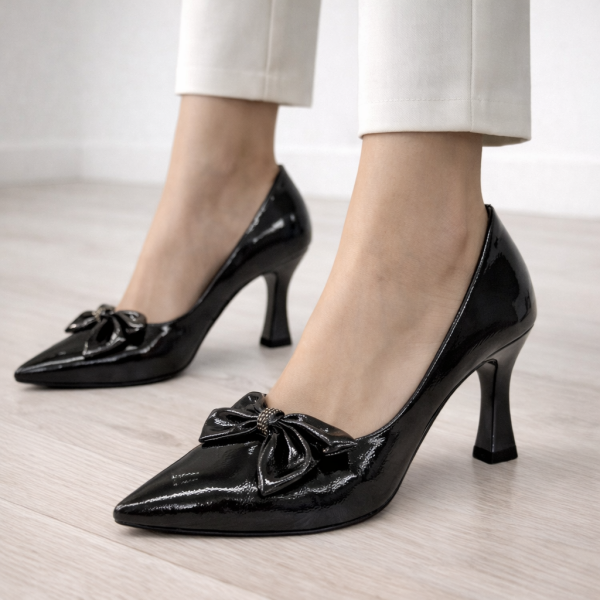 Siyah Rugan Fiyonklu Topuklu Ayakkabı