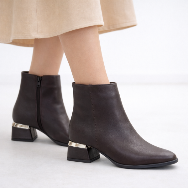 Kahverengi Kadın Metal Detaylı Kısa Topuklu Bilek Bot