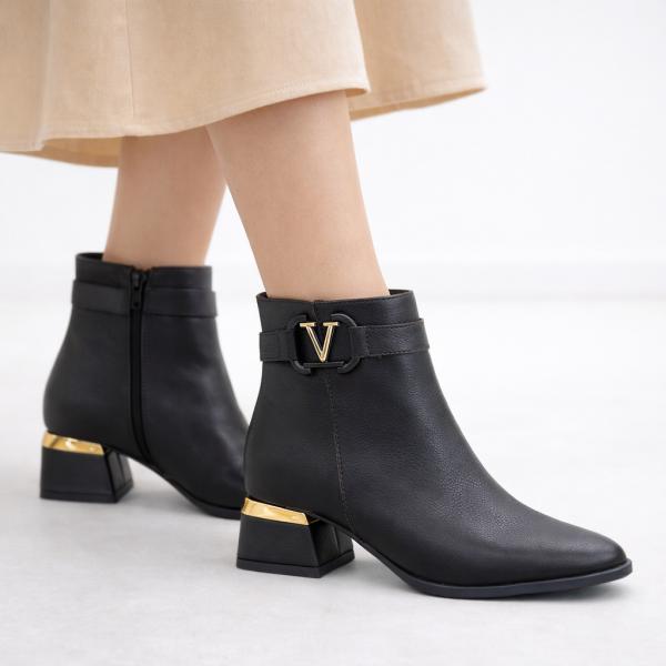 Siyah Kadın V Tokalı Metal Detaylı Kısa Topuklu Bilek Bot