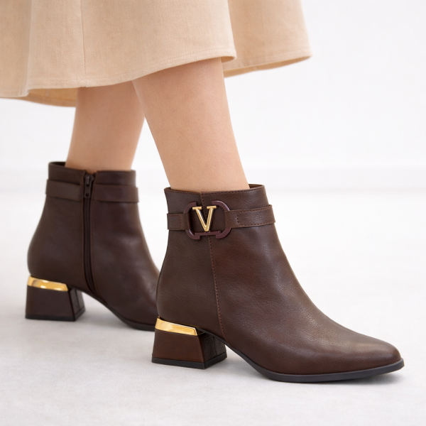 Kahverengi Kadın V Tokalı Metal Detaylı Kısa Topuklu Bilek Bot