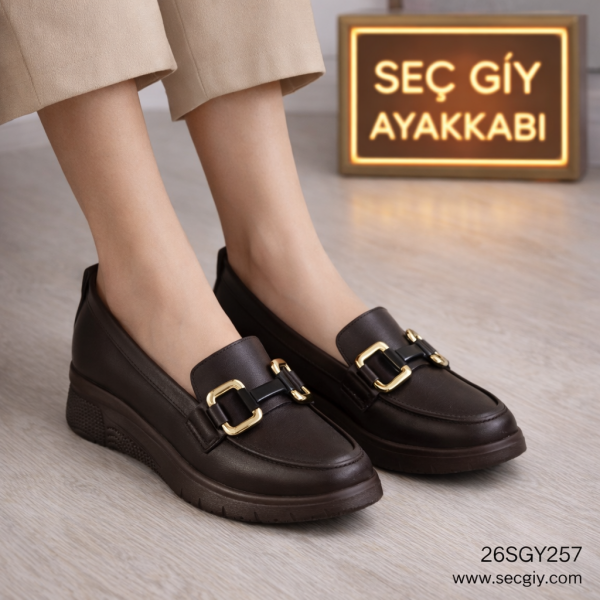 Kahverengi Gold Tokalı Kadın Loafer Ayakkabı – Günlük Konforlu Model