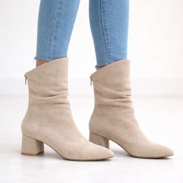 Süet Dokulu Sivri Burun Kalın Topuk Kadın Bilek Bot – Bej