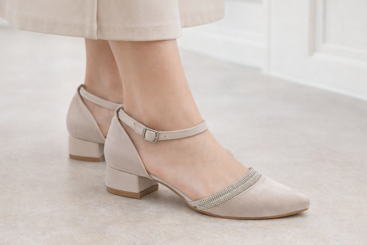 Krem Rengi Simli Taş Detaylı Düşük Topuk Abiye Ayakkabı