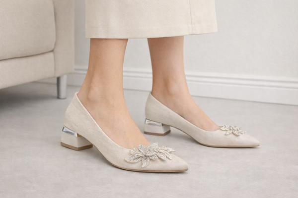 Krem Rengi Çiçek Taş Detaylı Kalın Topuk Abiye Ayakkabı