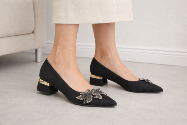 Siyah Çiçek Tokalı Parlak Kalın Topuk Abiye Ayakkabı