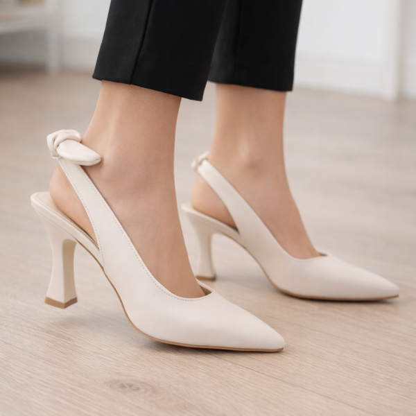 Fiyonk Detaylı Krem Topuklu Ayakkabı