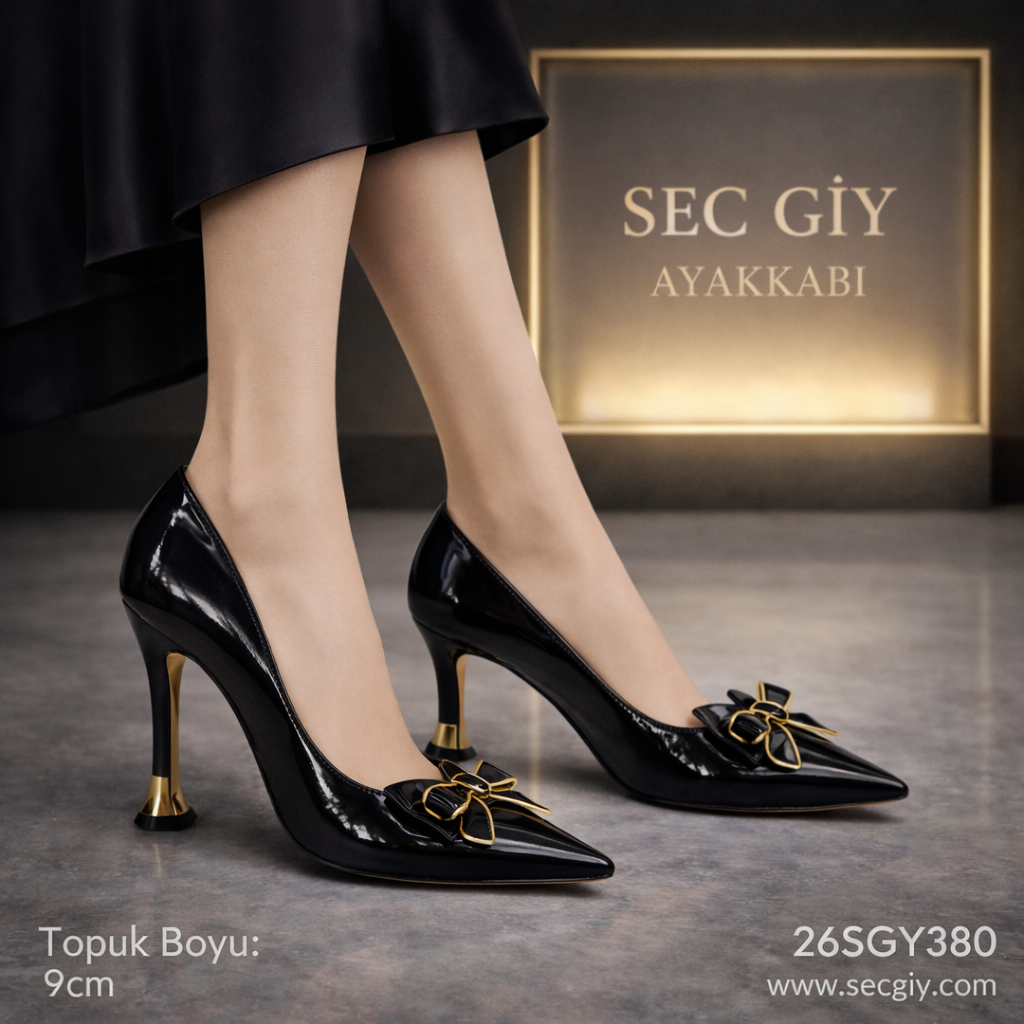 Siyah Rugan 9 cm İnce Topuklu Fiyonklu Kadın Stiletto – Gold Detaylı Şık Model