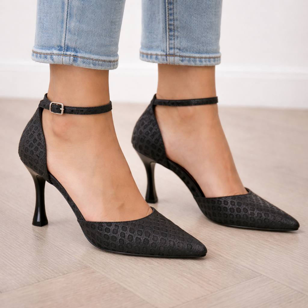 Siyah Desenli İnce Topuklu Modern Şık