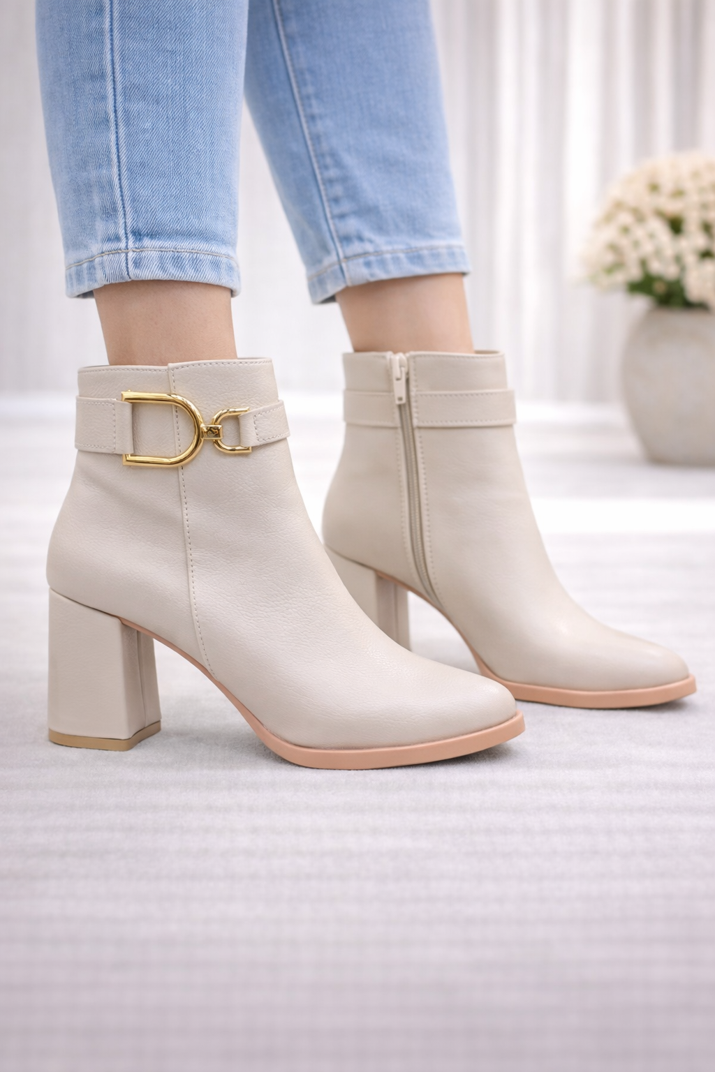 Vizon Gold Tokalı Blok Topuklu Bilek Boy Bot, Zarif Tasarım