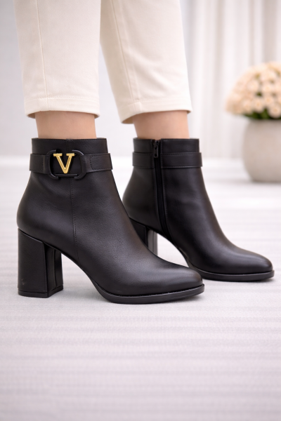 Siyah Gold V Tokalı Blok Topuklu Bilek Boy Bot, Şık Tasarım