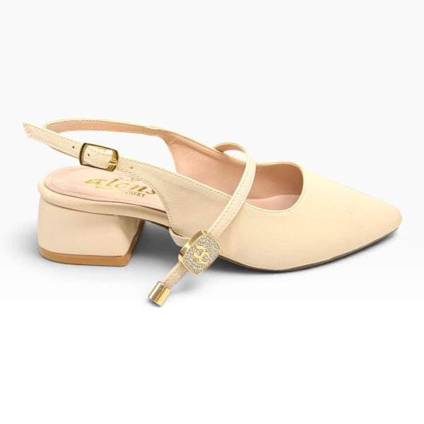 Bej Taş Aksesuarlı Sivri Burun Kadın Babet – 3 cm Topuklu Slingback Ayakkabı