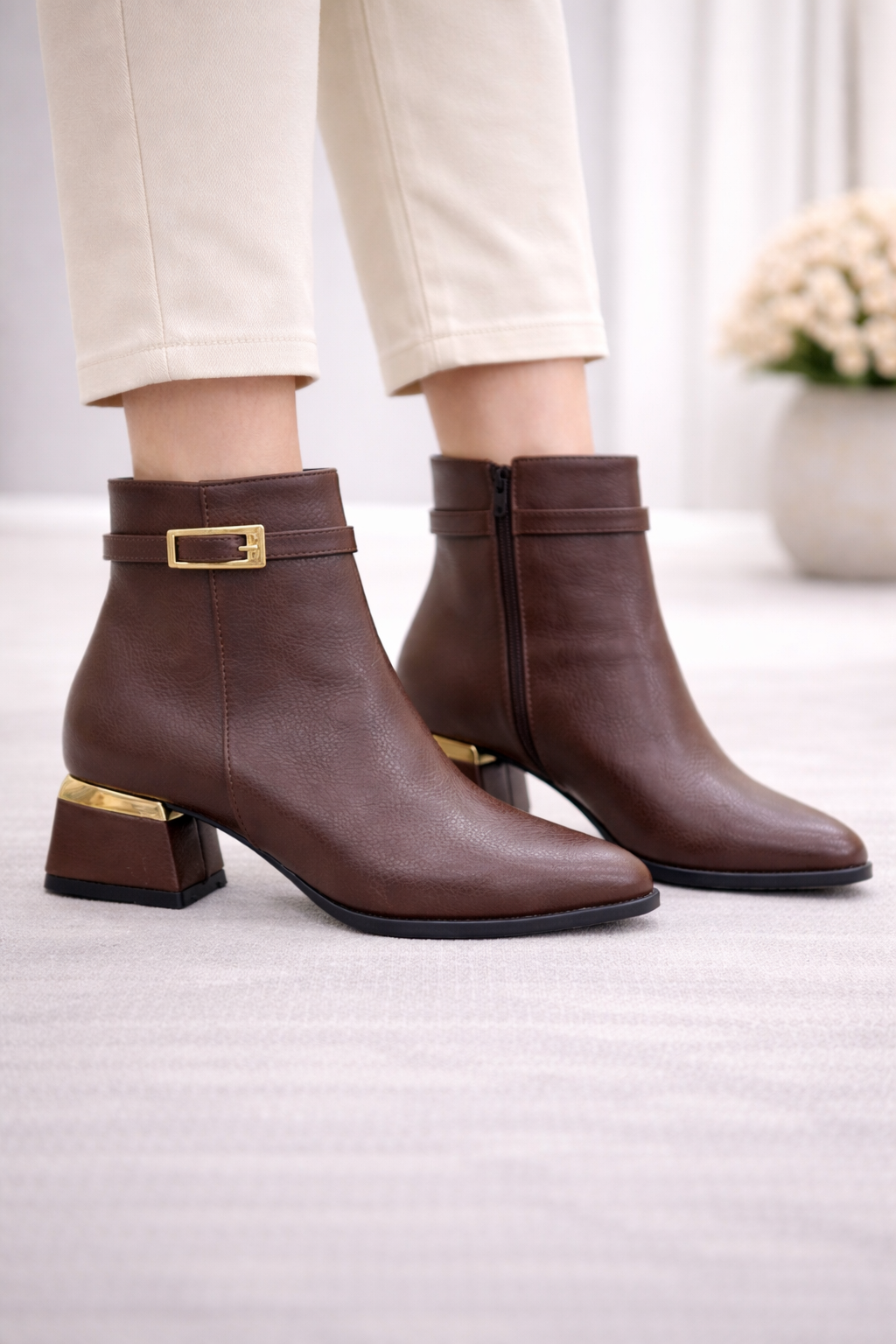 Kahverengi Gold Tokalı Blok Topuklu Bilek Boy Bot, Şık Tasarım