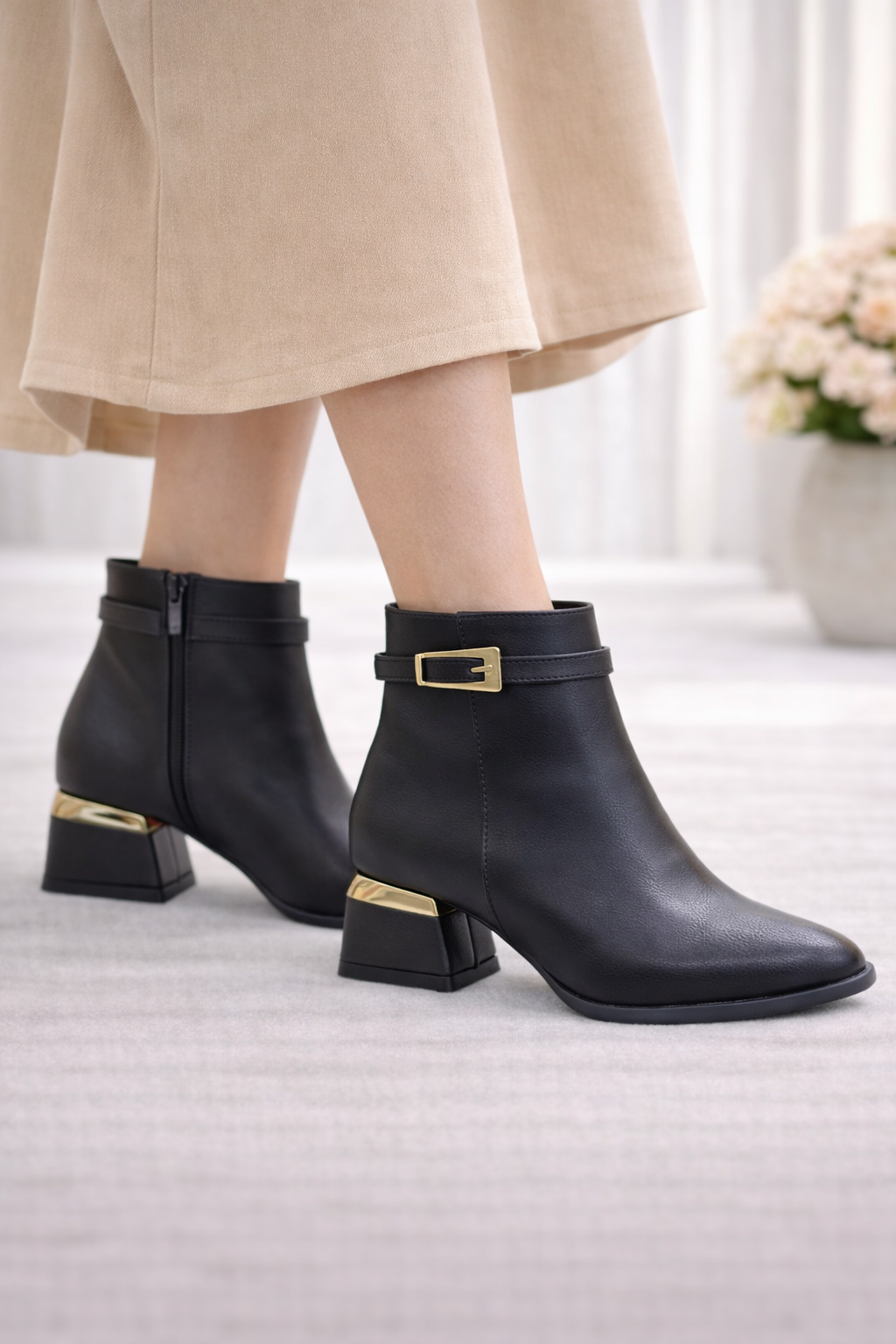 Siyah Gümüş Tokalı Blok Topuklu Bilek Boy Bot, Sivri Burun