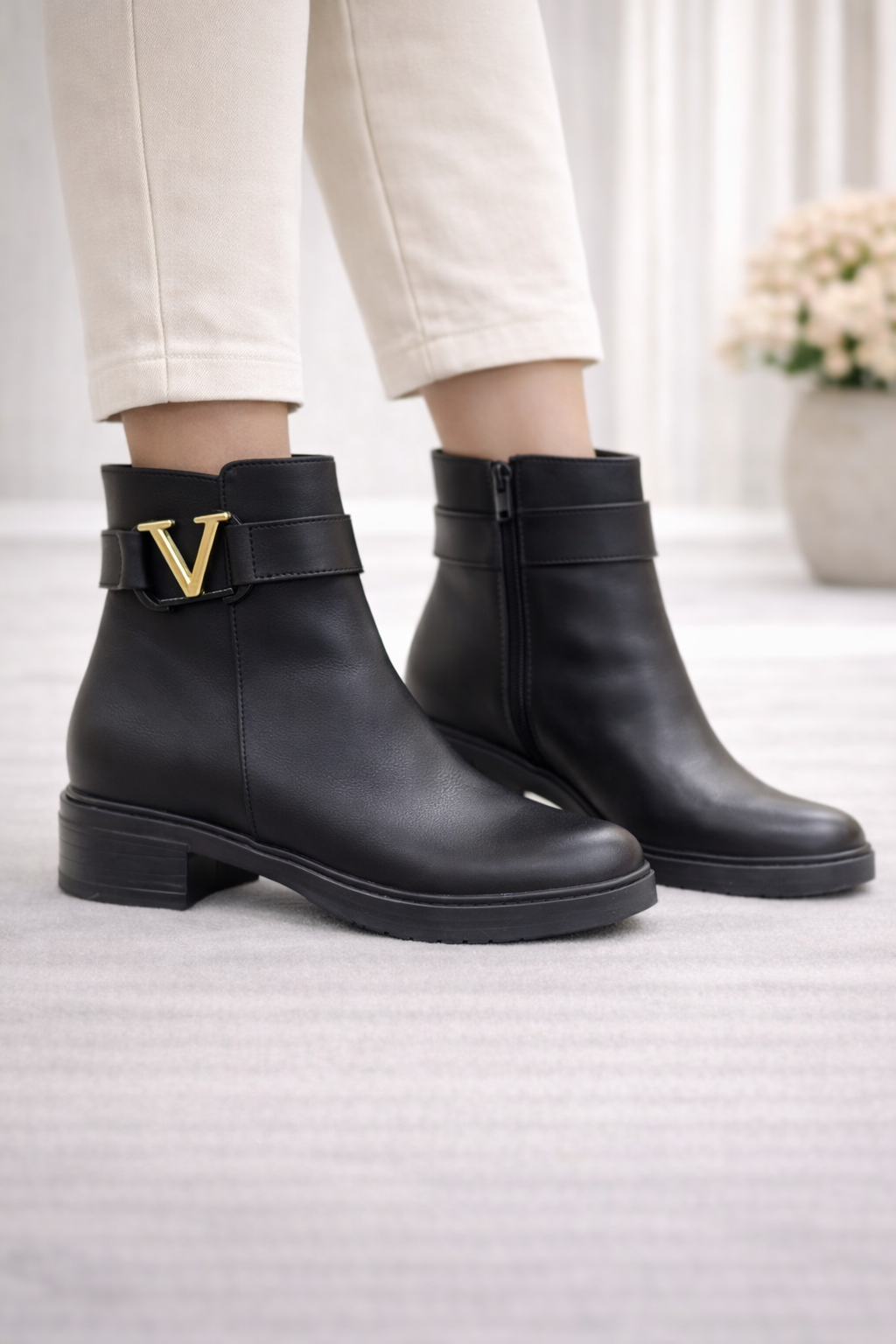 Siyah V Tokalı Alçak Blok Topuklu Bilek Boy Bot, Sade Tasarım