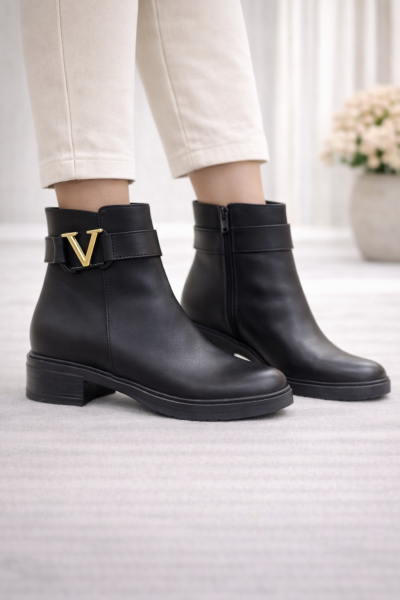 Siyah V Tokalı Alçak Blok Topuklu Bilek Boy Bot, Sade Tasarım