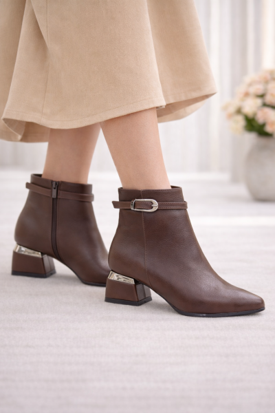 Kahverengi Gümüş Tokalı Blok Topuklu Bilek Boy Bot, Şık Tasarım
