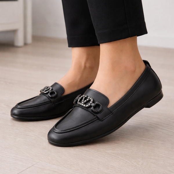 Siyah Zincir Tokalı Deri Görünümlü Kadın Ayakkabı