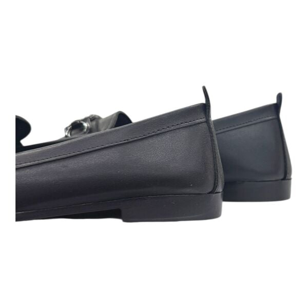 Siyah Zincir Tokalı Deri Görünümlü Kadın Ayakkabı