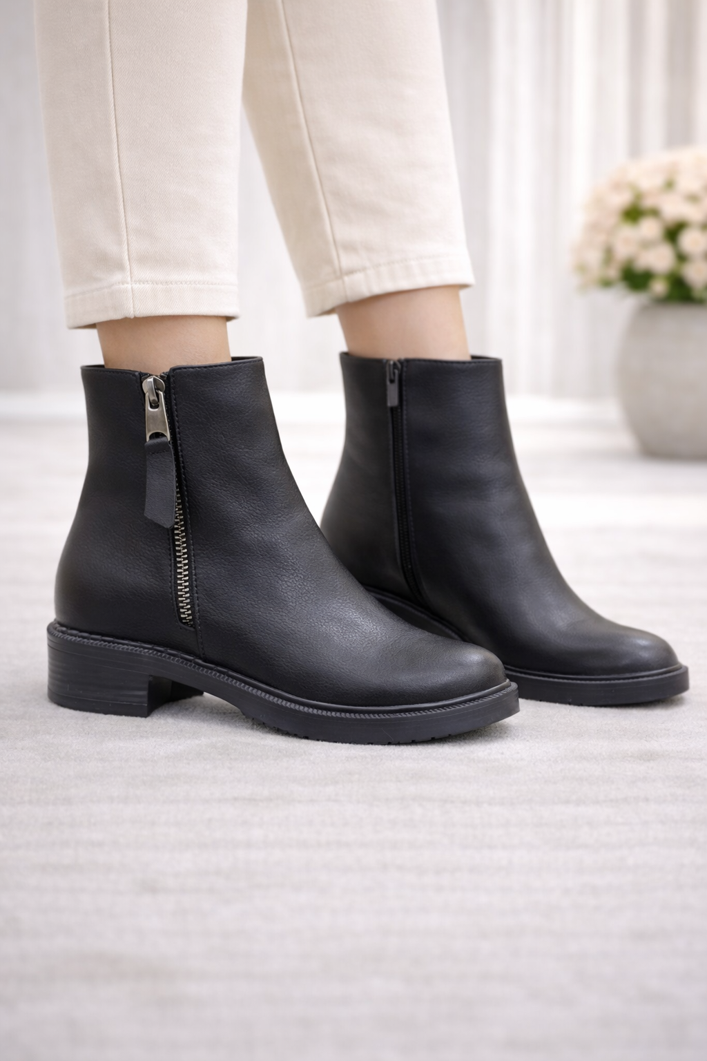 Siyah Fermuarlı Alçak Topuklu Bilek Boy Bot, Yuvarlak Burun
