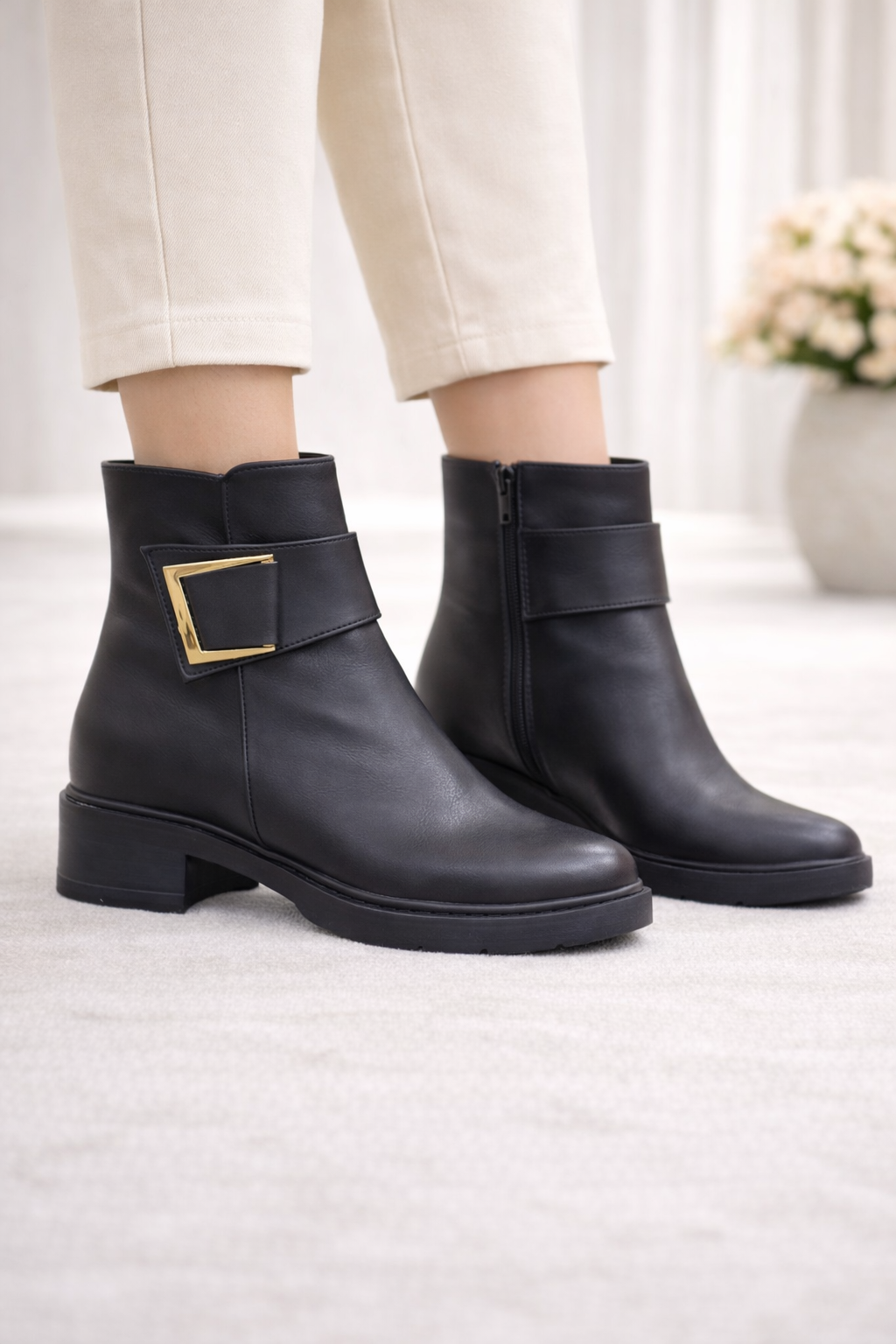 Siyah Gold Tokalı Alçak Topuklu Bilek Boy Bot, Yuvarlak Burun