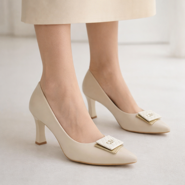 Kare Tokalı Krem Klasik Topuklu Ayakkabı