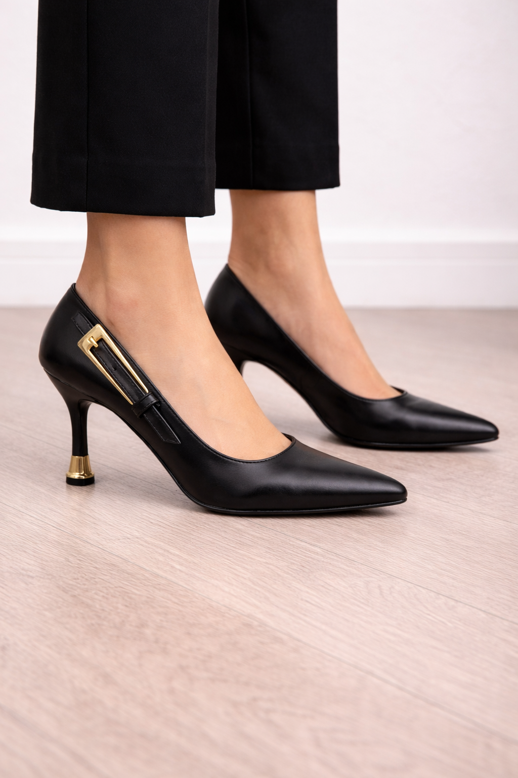 Altın Tokalı Mat Siyah Klasik Topuklu Ayakkabı