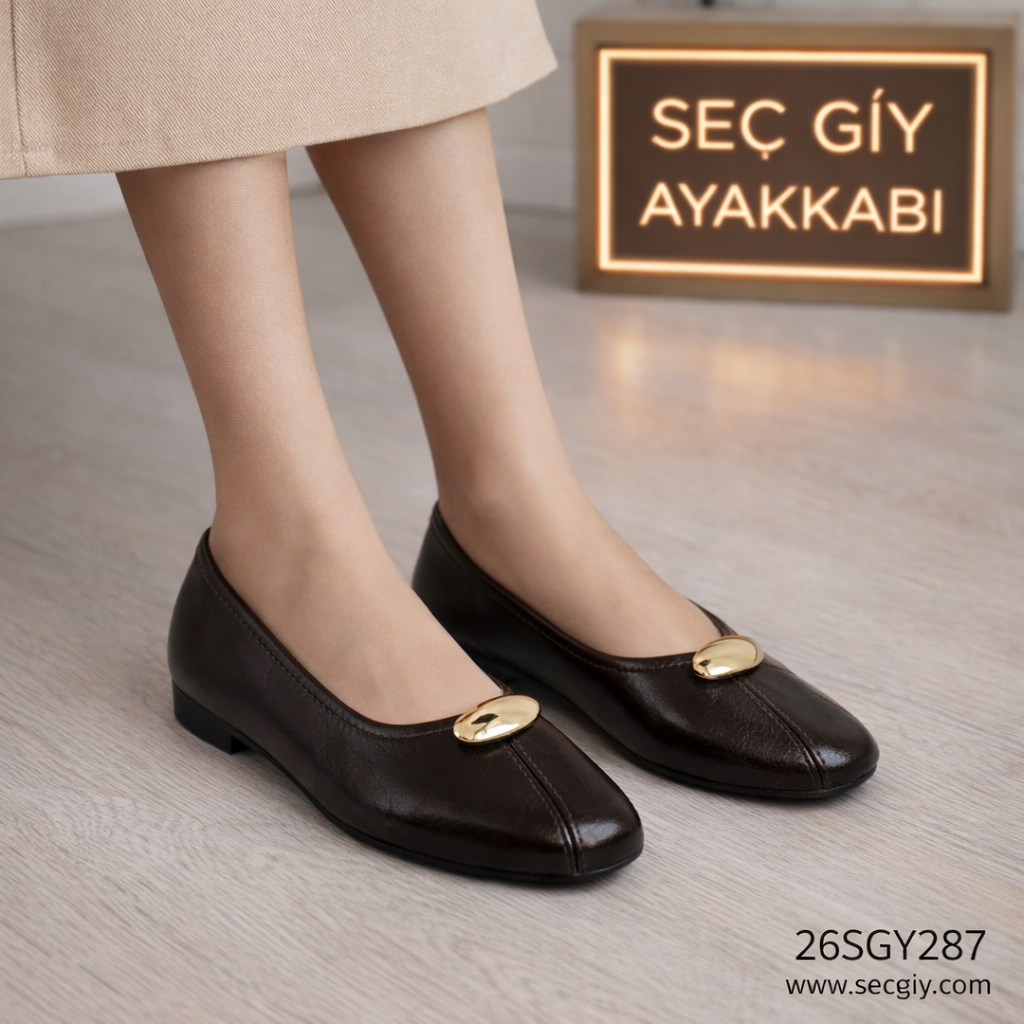 Kahverengi Deri Görünümlü Gold Tokalı Kadın Babet – Klasik Günlük Model