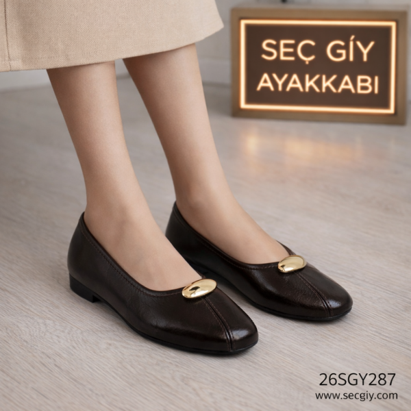 Kahverengi Deri Görünümlü Gold Tokalı Kadın Babet – Klasik Günlük Model