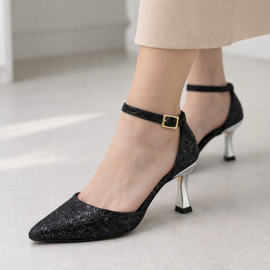 Siyah Dantel Kaplama ve Metalik Topuklu