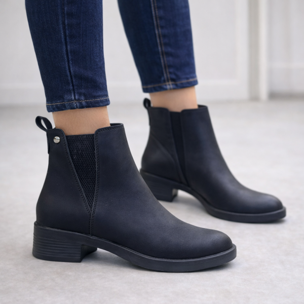 Siyah Lastikli Alçak Topuklu Günlük Bilek Boy Bot, Yuvarlak Burun