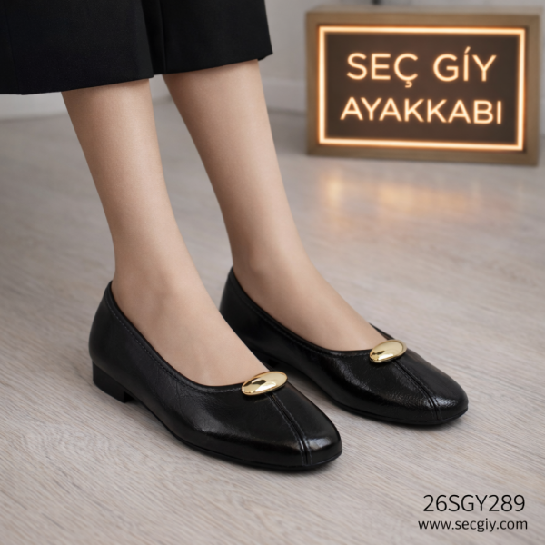 Siyah Gold Aksesuarlı Kadın Babet – Klasik Düz Günlük Ayakkabı