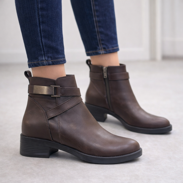 Kahverengi Şerit Tokalı Alçak Topuklu Bilek Boy Bot, Yuvarlak Burun