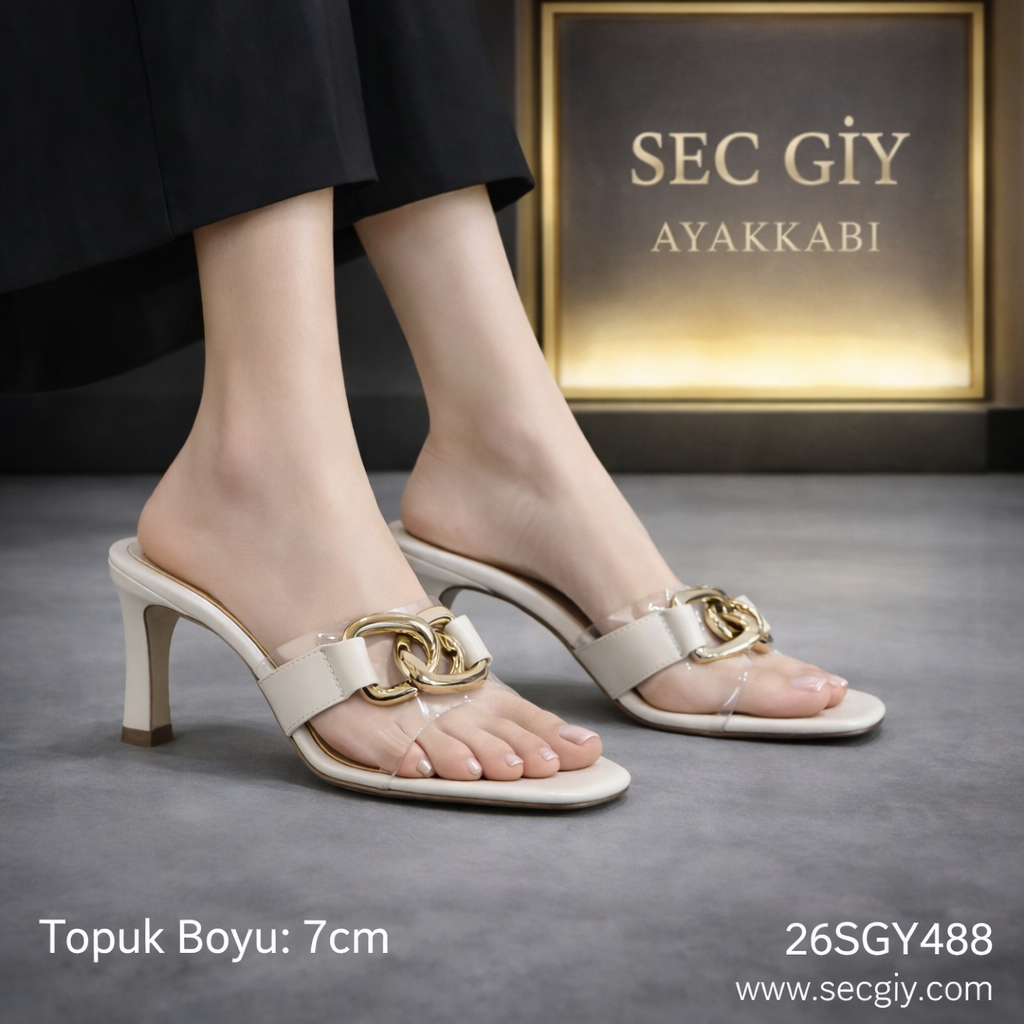 Açık Bej Şeffaf Bantlı Zincir Detaylı 7 cm İnce Topuklu Kadın Terlik – Şık ve Modern Yazlık Model