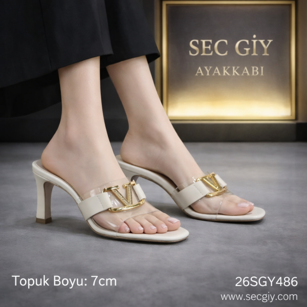 Açık Bej Şeffaf Bantlı V Aksesuarlı 7 cm İnce Topuklu Kadın Terlik – Şık ve Modern Yazlık Model