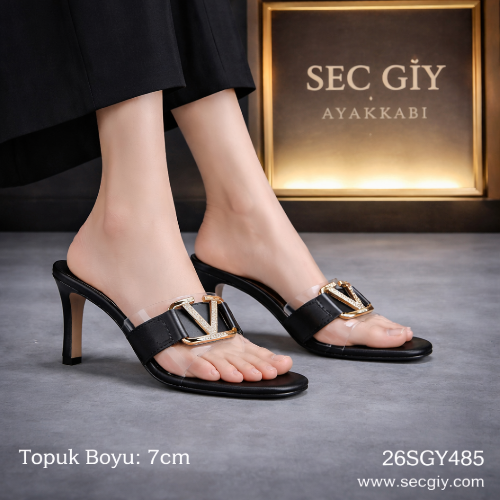 Siyah Şeffaf Bantlı V Aksesuarlı 7 cm İnce Topuklu Kadın Terlik – Şık ve Modern Yazlık Model