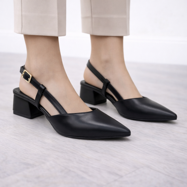 Arka Bantlı Kısa Topuklu Siyah Ayakkabı