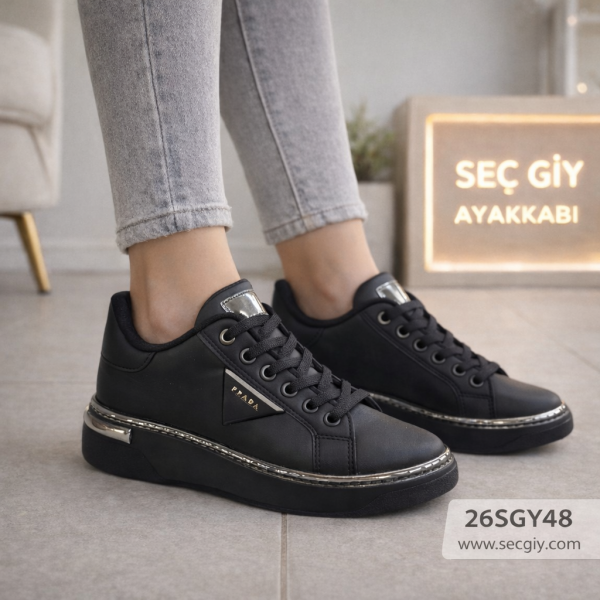 Siyah Bağcıklı Bayan Spor Ayakkabı – Kalın Tabanlı Günlük Konforlu Model