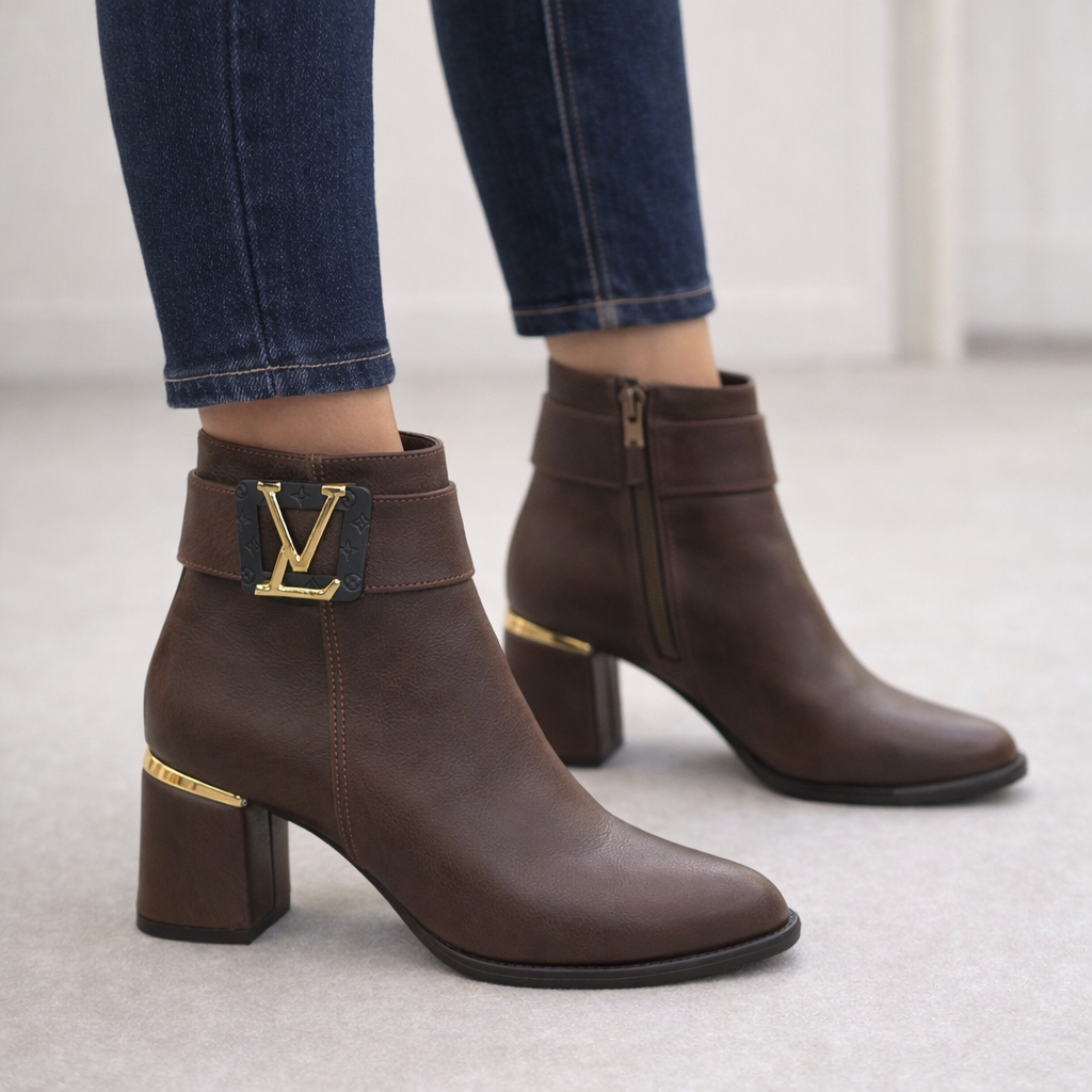 Kahverengi Altın Aksesuarlı Logolu Topuklu Kadın Bot | Şık ve Zarif Kışlık Bot