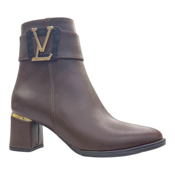 Kahverengi Altın Aksesuarlı Logolu Topuklu Kadın Bot | Şık ve Zarif Kışlık Bot