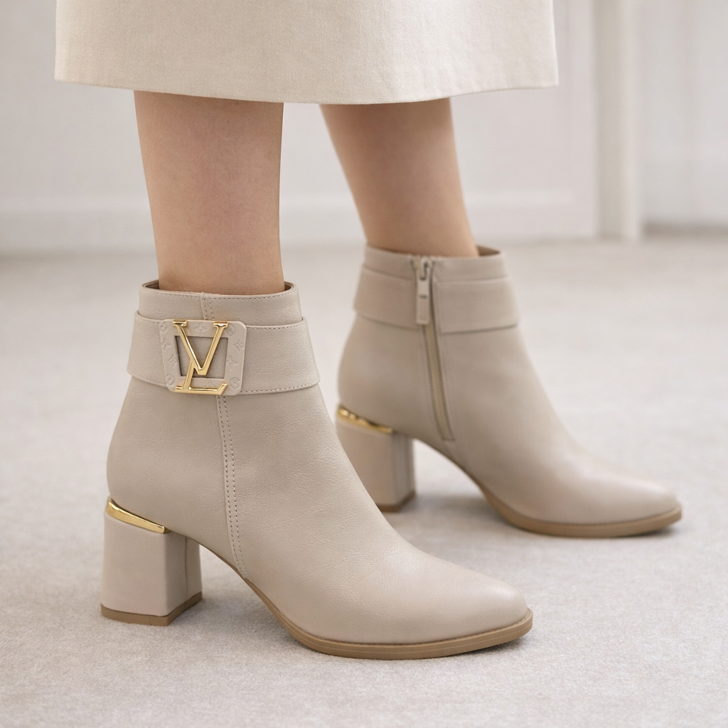 Krem Altın Aksesuarlı Logolu Topuklu Kadın Bot | Şık ve Modern Kışlık Bot