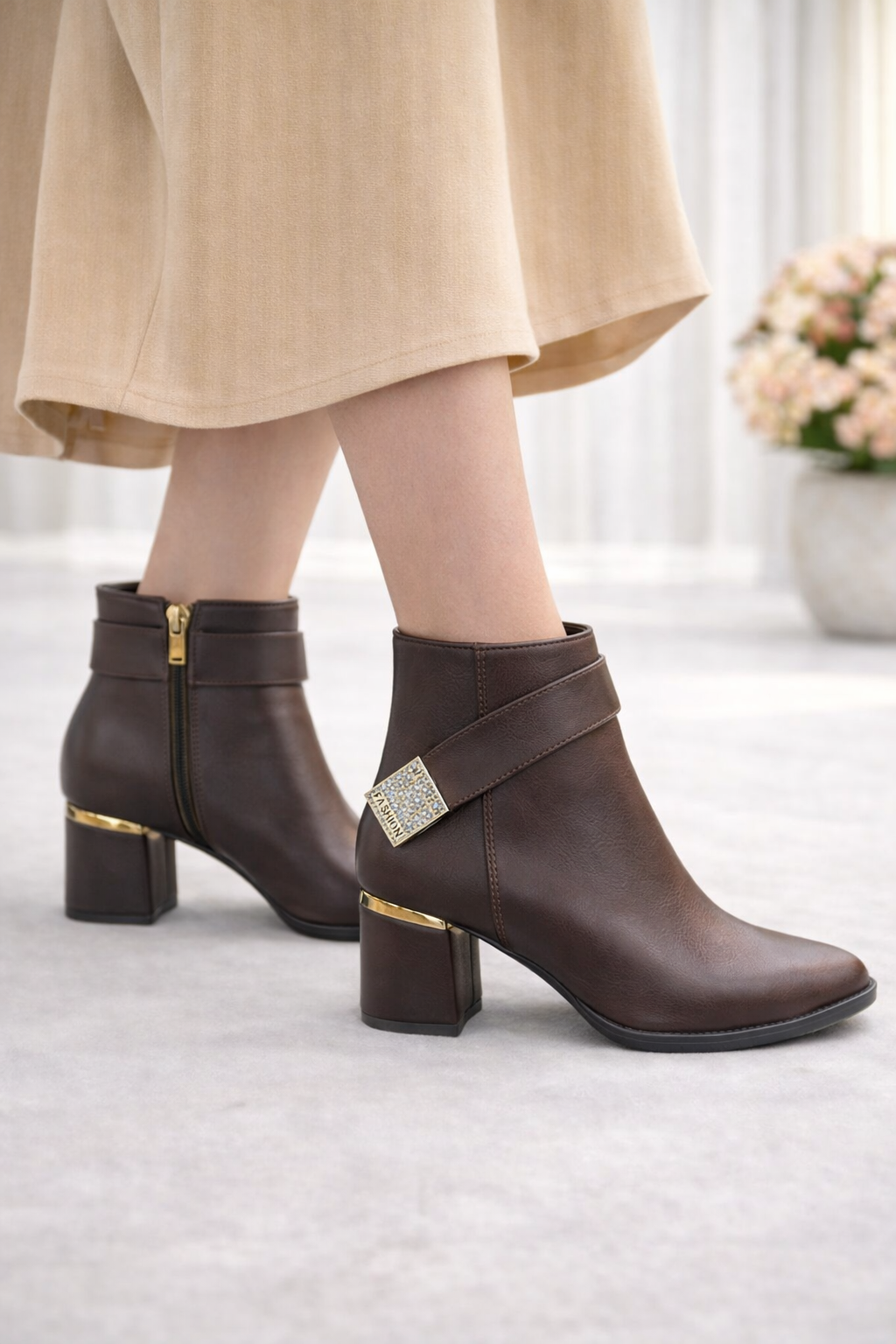Kahve Fashion Aksesuarlı Topuklu Kadın Bot | Şık & Modern Kışlık Bot