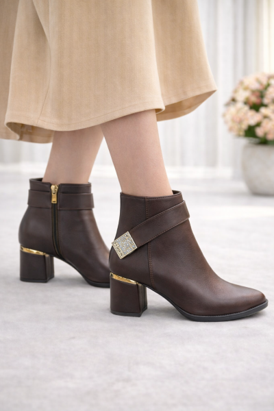 Kahve Fashion Aksesuarlı Topuklu Kadın Bot | Şık & Modern Kışlık Bot