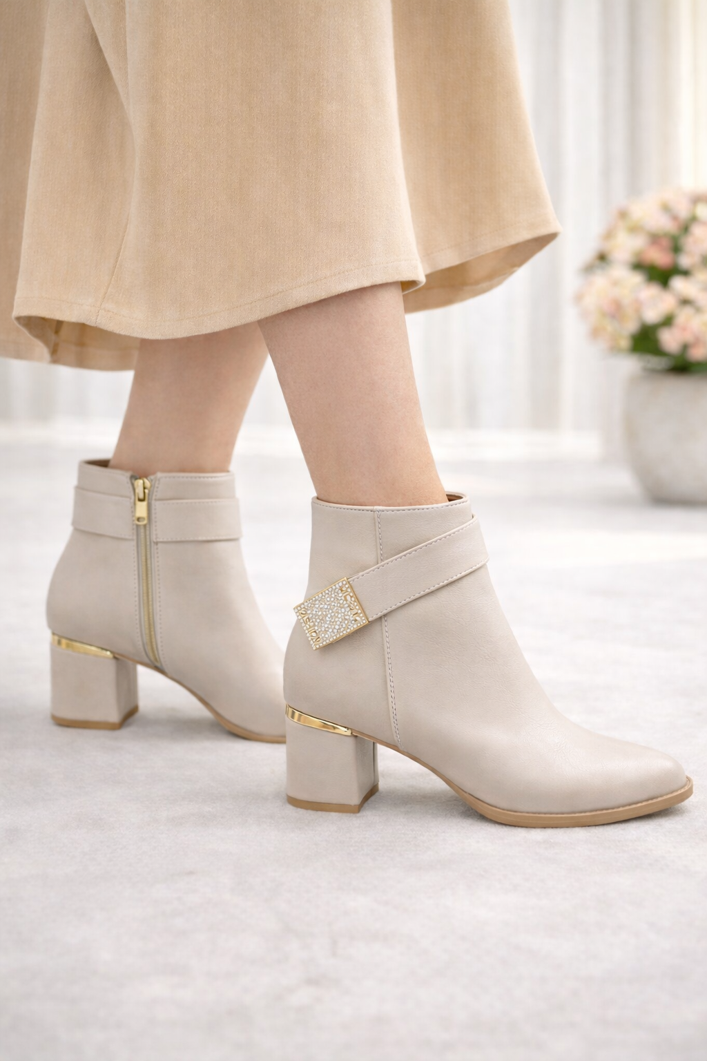 Krem rengi, çapraz kemerli, taş detaylı “Fashion” aksesuar süslemeli, blok topuklu zarif kadın bot.